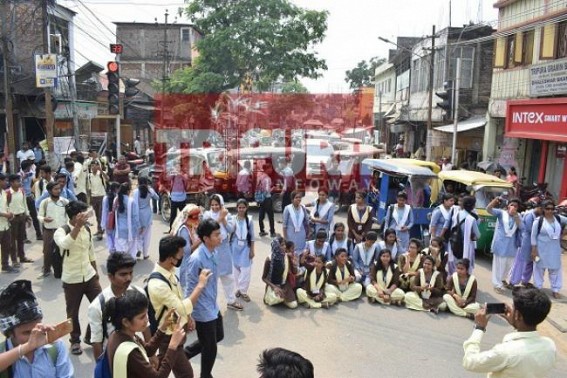95 % college students failed under MBB State University : Students block road 95 % college students failed under MBB State University : Students block road
